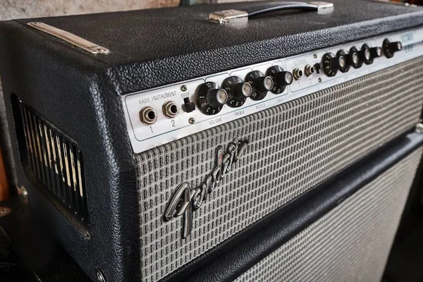 Fender basszusgitár erősítő — Stock Fotó