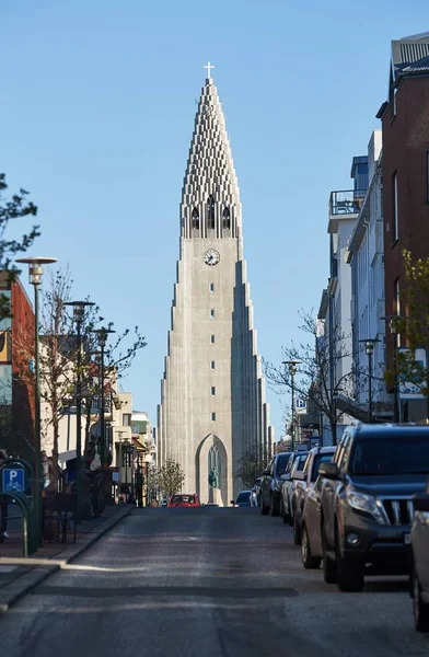 Kathedrale von Reykjavik von einer Straße aus gesehen — Stockfoto