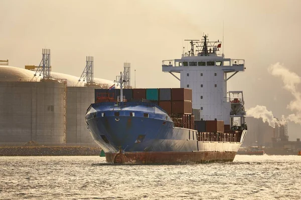 Embarcación transportando contenedores a través de Rotterdam —  Fotos de Stock