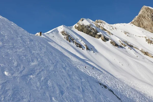 Lyžařské svahy, majestátní alpská krajina — Stock fotografie