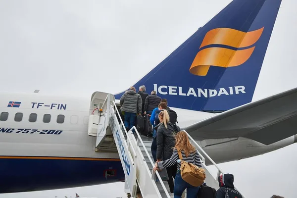 Icelandair посадки літака — стокове фото