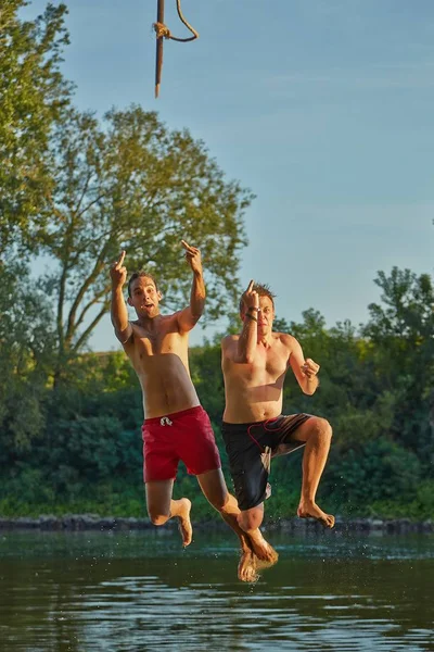 Les gars sautent dans une rivière — Photo