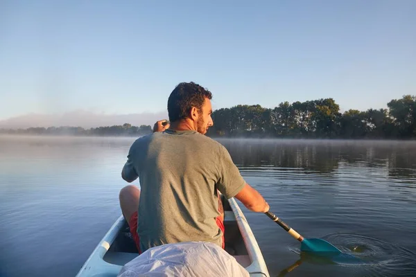 Paseo en canoa por un río —  Fotos de Stock