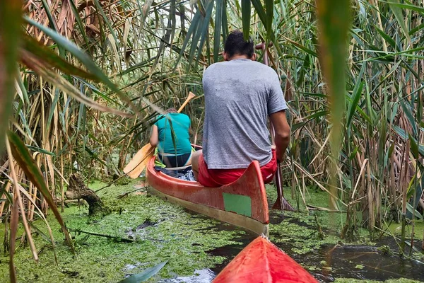 Tour in canoa su un fiume — Foto Stock