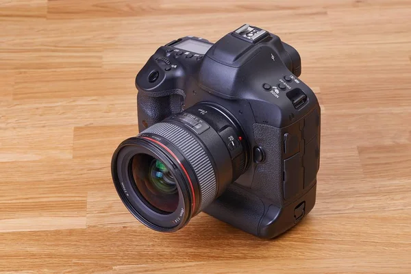 Uppgift om DSLR-kamera — Stockfoto