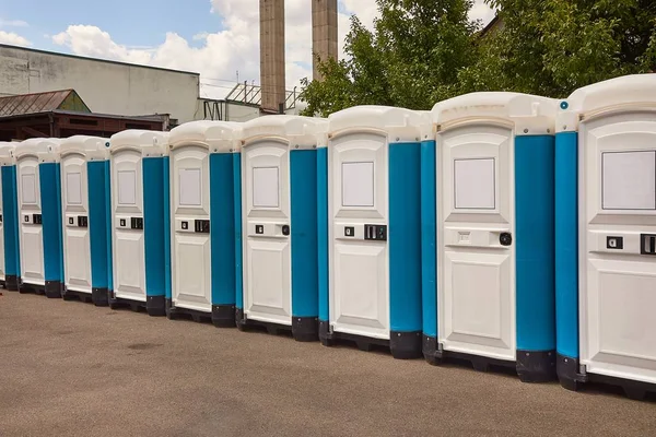 Туалеты, установленные на общественном мероприятии — стоковое фото
