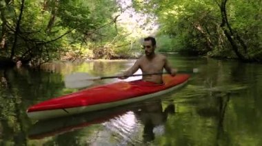 Nehirde kayak yaparken