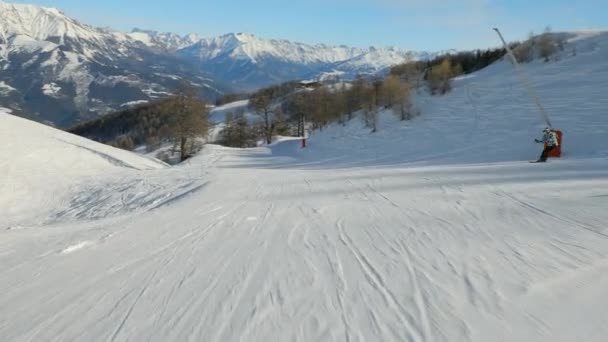 Skiën van een helling — Stockvideo