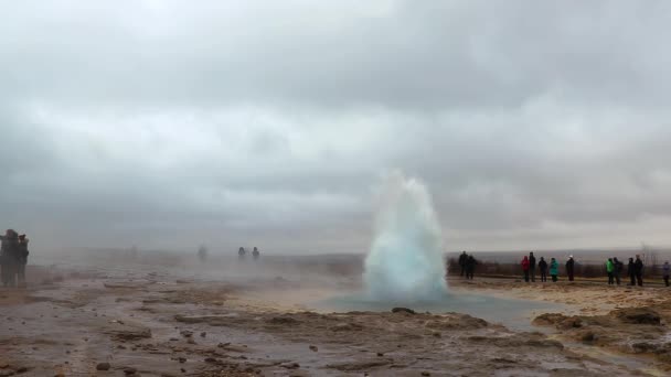 Onderbreking van geiser in IJsland — Stockvideo