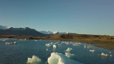 İzlanda 'da buzul gölü