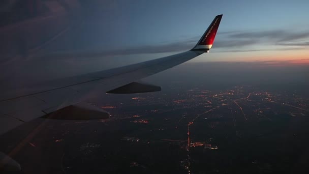 Volando en un avión — Vídeo de stock