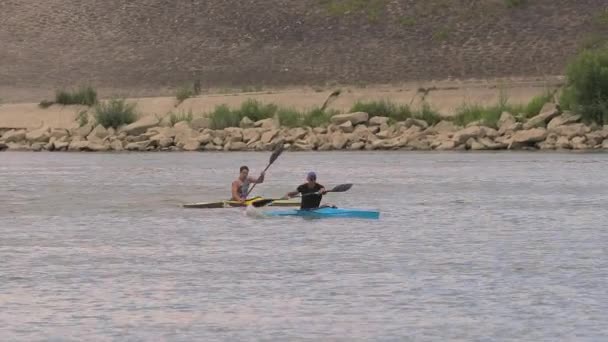 Каякская тренировка на реке — стоковое видео