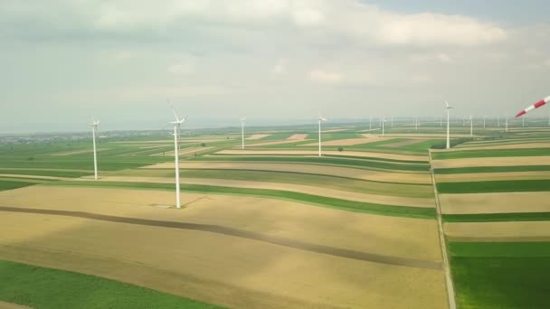 Wind tubines spinnen, luchtfoto beeldmateriaal — Stockvideo