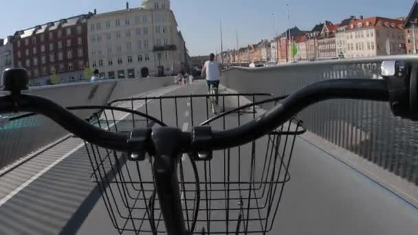 Mit dem Fahrrad unterwegs — Stockvideo