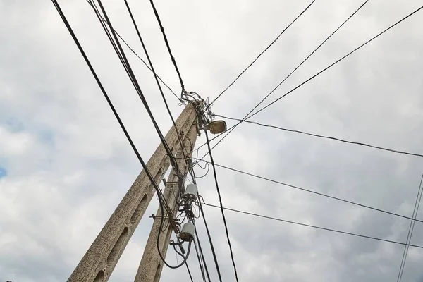 Ηλεκτρικές γραμμές στην ξύλινη θέση — Φωτογραφία Αρχείου