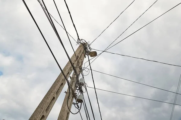 Elektrische leidingen op houten paal — Stockfoto