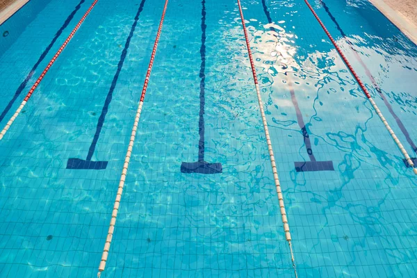 Seilbahnen im Schwimmbad — Stockfoto