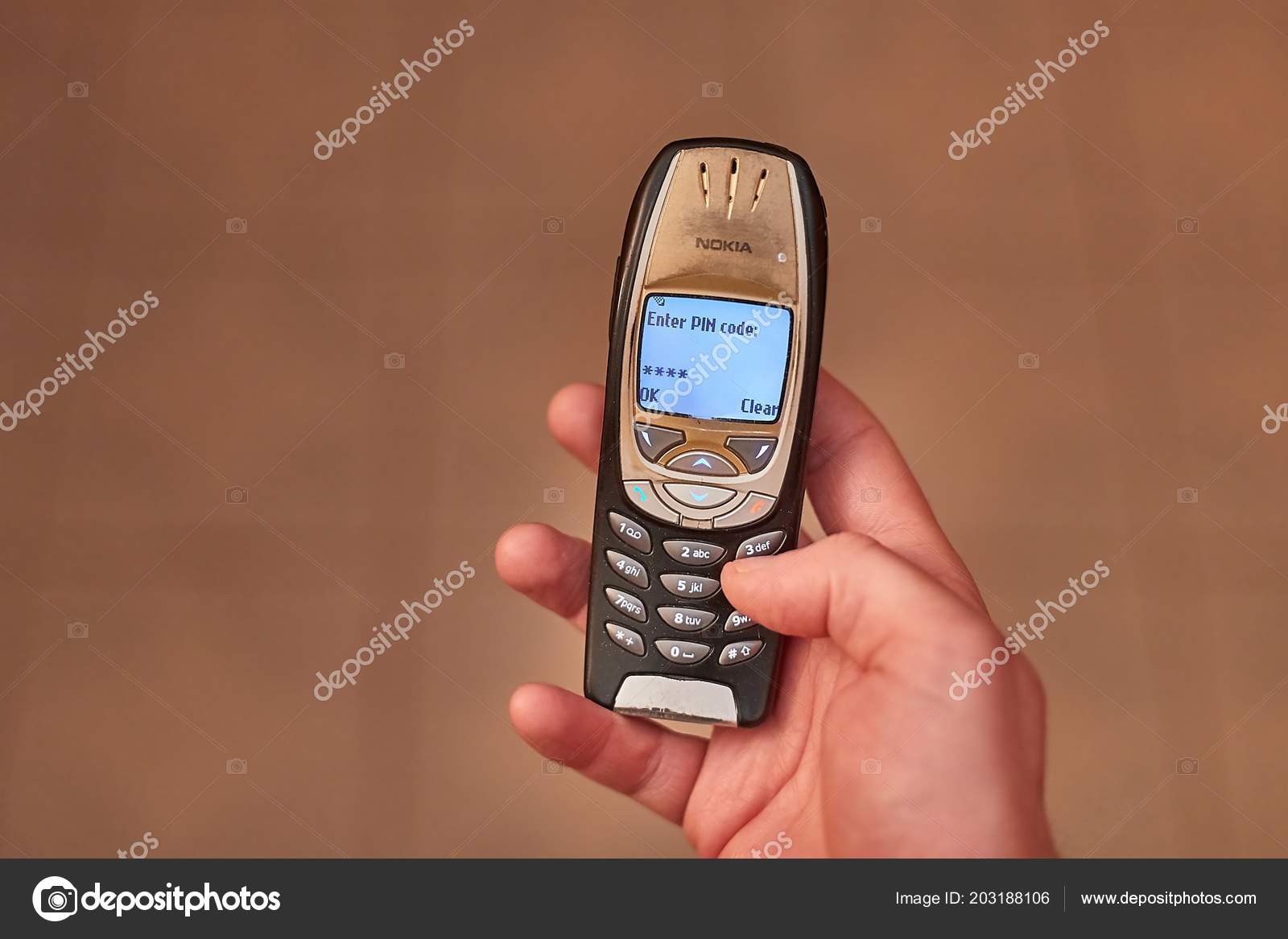Teléfono móvil Nokia antiguo — Foto editorial de stock © Gudella #203188106