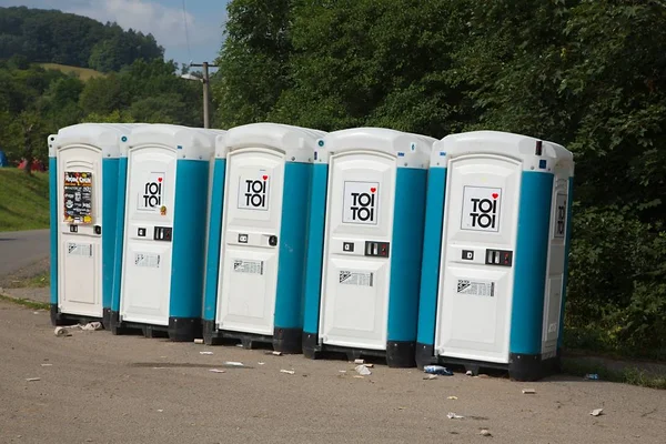 Туалеты, установленные на общественном мероприятии — стоковое фото