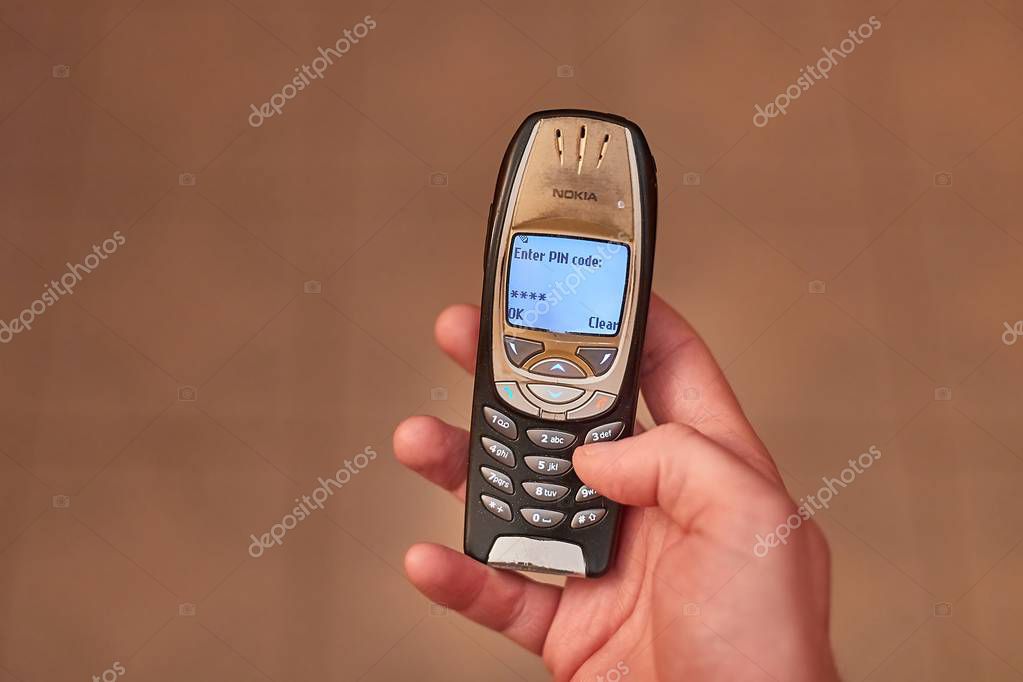 Teléfono móvil Nokia antiguo — Foto editorial de stock © Gudella #203188106