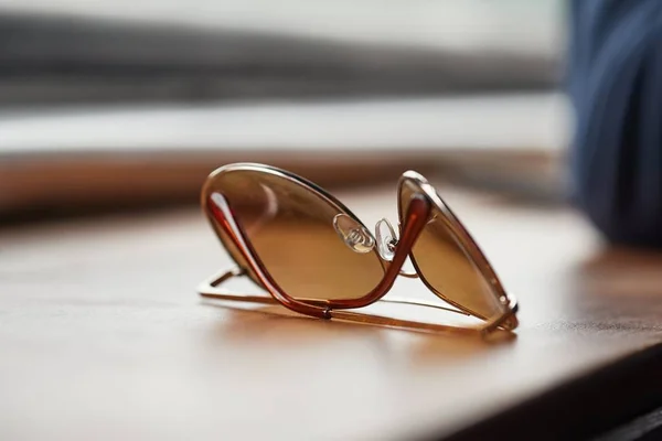 Solglasögon på ett bord — Stockfoto