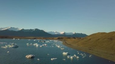 İzlanda 'da buzul gölü