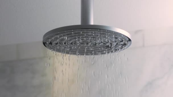 Agua de ducha que fluye — Vídeo de stock