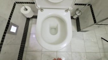 Ağır çekim eğilerek tuvalet