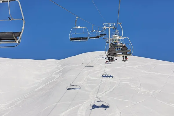 Skilift im Skigebiet — Stockfoto