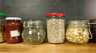 Yiyecek stok kiler raf üzerinde