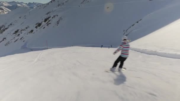 Snowboarder seguire colpo — Video Stock