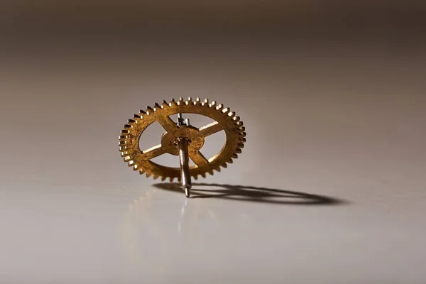 Невеликий старий cogwheel — стокове фото