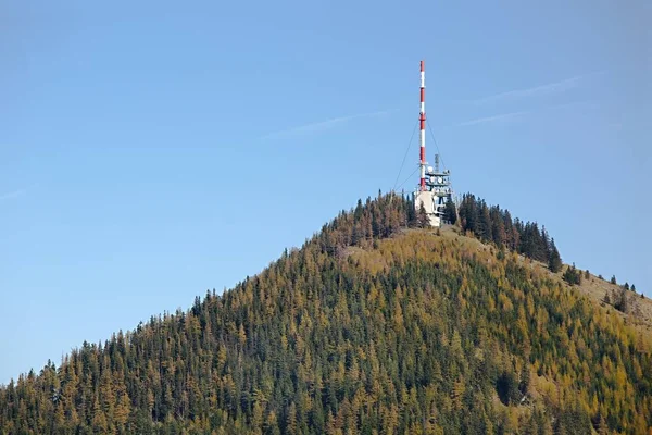 Torri del trasmettitore su una collina — Foto Stock