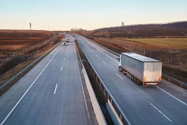 Snelweg met lading vrachtwagens — Stockfoto