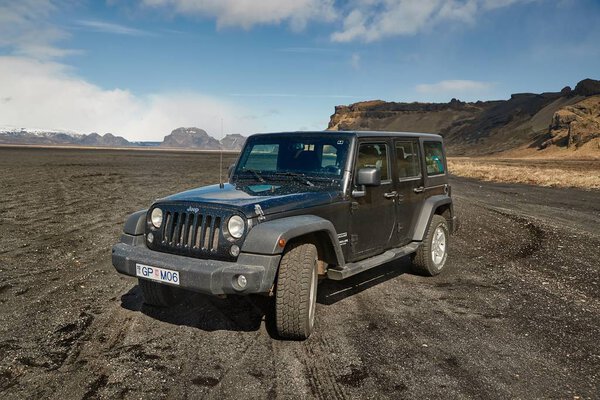 Jeep Wrangler на исландской террасе
