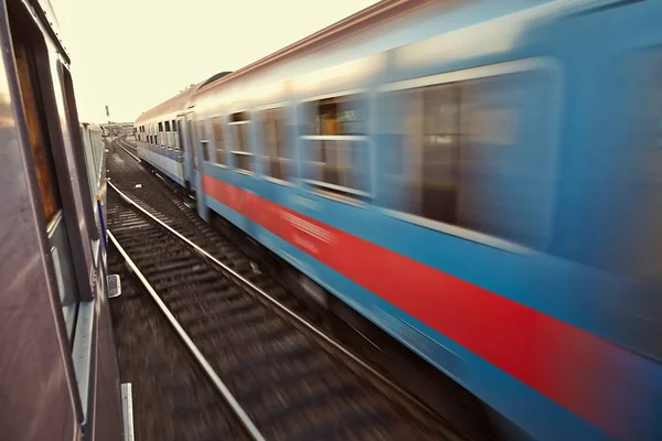 Zug fährt vorbei — Stockfoto