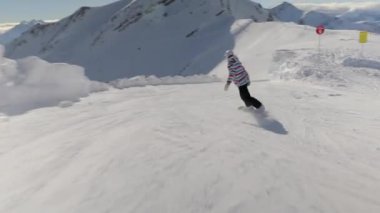 Snowboardcu görüntüyü takip ediyor