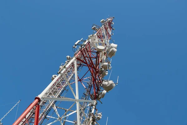 Vysílač věže, modrá obloha — Stock fotografie