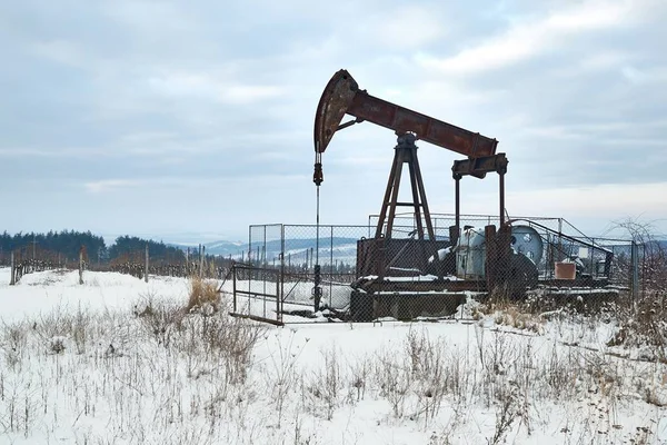 Pozzo di petrolio su un paesaggio invernale — Foto Stock