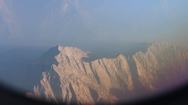 Fliegen über dem Himalaya — Stockvideo