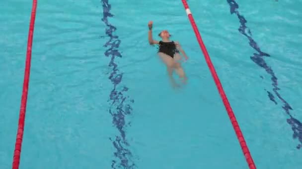 Seilbahnen im Schwimmbad — Stockvideo