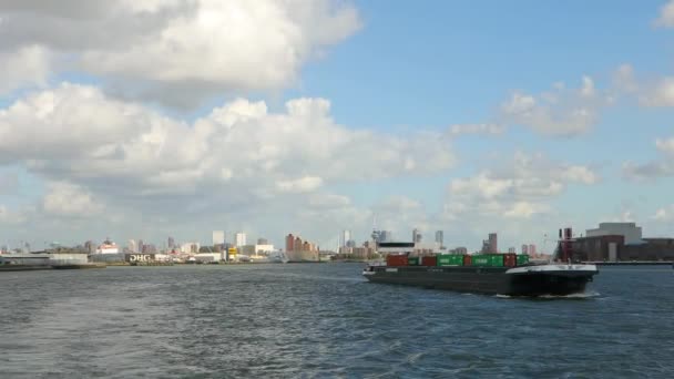 Embarcación transportando contenedores a través de Rotterdam — Vídeos de Stock