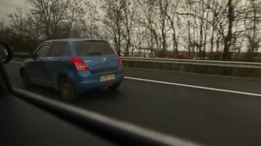 Otoyolda yetişiyor.