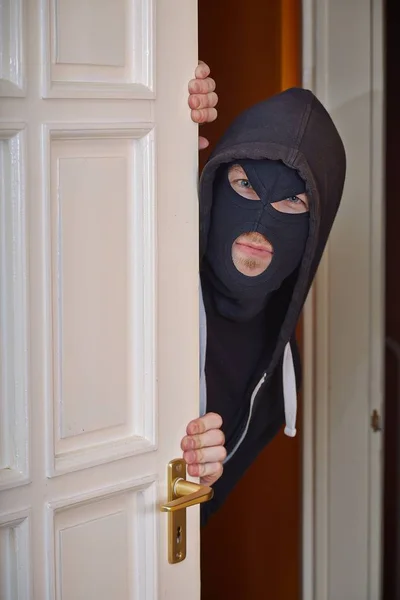 Ladrão entra em uma casa — Fotografia de Stock