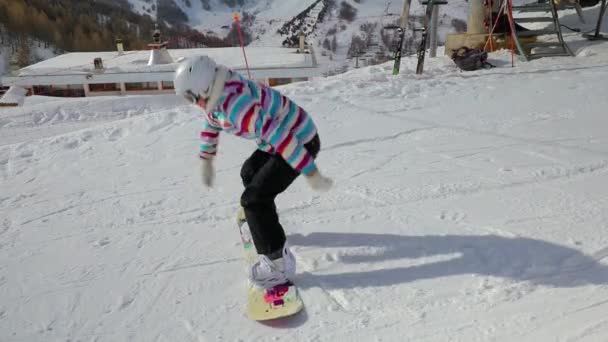 Snowboarder inizia a scivolare — Video Stock