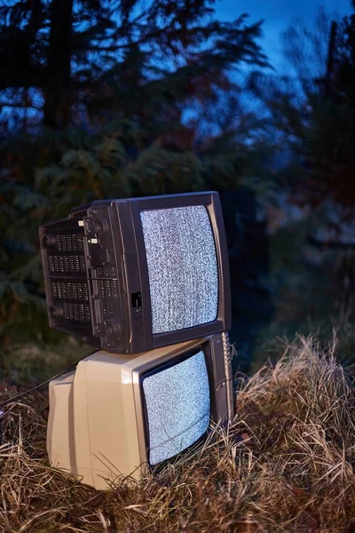 TV no hay señal en la hierba — Foto de Stock