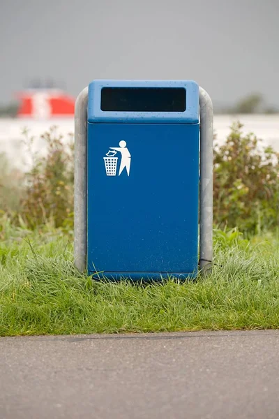 Vuilnisbak in een park — Stockfoto