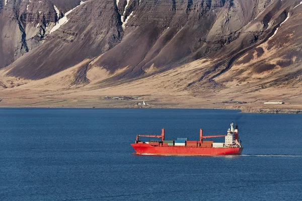Контейнерное судно в Исландии — стоковое фото