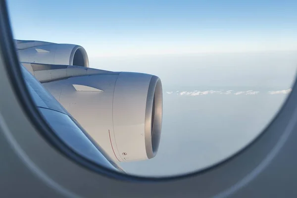 Volando en un avión, motores a reacción —  Fotos de Stock