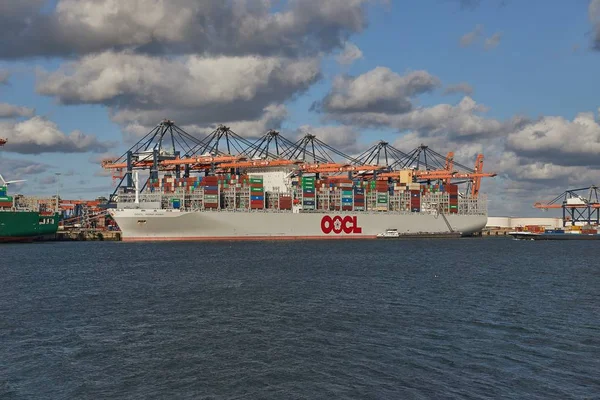 Enorme containerschip — Stockfoto